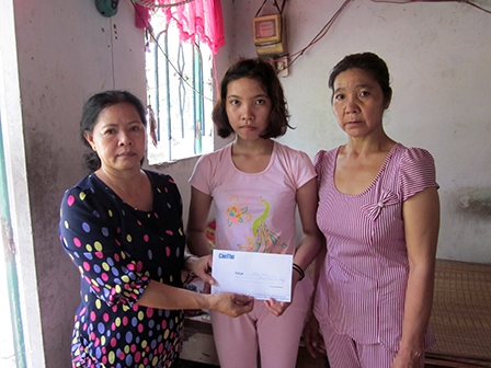 Trao tiền từ thiện