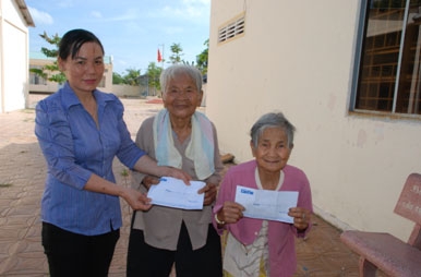 Trao tiền từ thiện