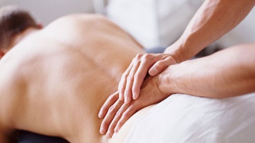 Xoa bóp chữa đau lưng dưới với hiệu quả kéo dài