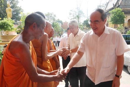 Đồng chí Nguyễn Thiện Nhân chúc Tết
Chôl Chnăm Thmây đồng bào Khmer