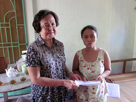 Trao tiền từ thiện
