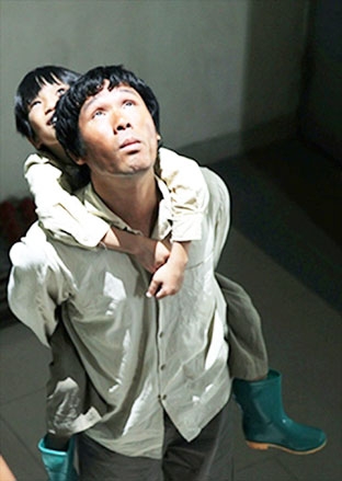 Sâu lắng “Cha cõng con”