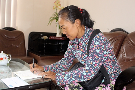 Trao tiền từ thiện