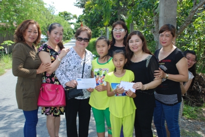 Trao tiền từ thiện