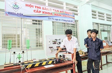 Sinh viên khoa Điện thi sáng tạo khoa học 
kỹ thuật