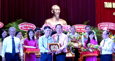 Vận động gần 2 tỉ đồng 
cho Quỹ Khuyến học, khuyến tài