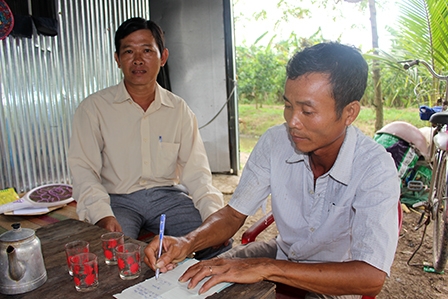 Trao tiền từ thiện
