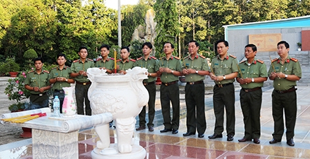 Giáo dục truyền thống cách mạng cho cán bộ, chiến sĩ