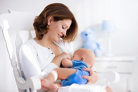 Giảm đau sau sinh mổ nhờ cho con bú bằng sữa mẹ