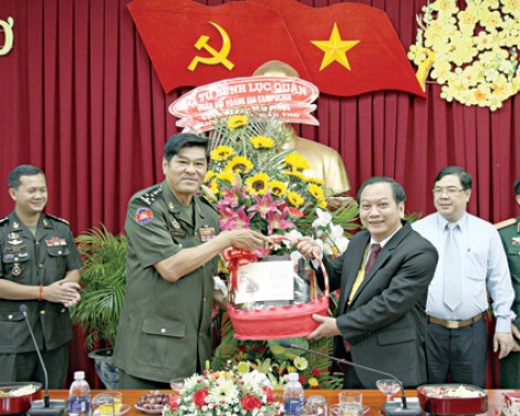 Vun đắp tình hữu nghị keo sơn, gắn bó
