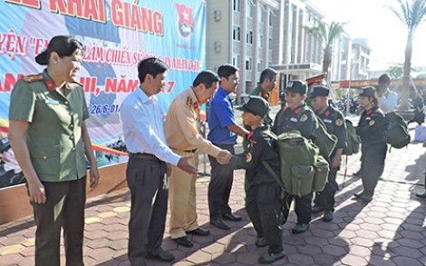 Khai giảng khóa học Em học làm chiến sĩ Công an nhân dân