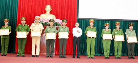 Nêu cao tinh thần vì nhân dân phục vụ