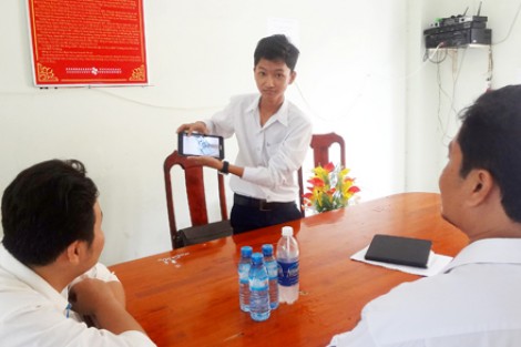 Cậu trò nhỏ với robot cấy lúa tự động