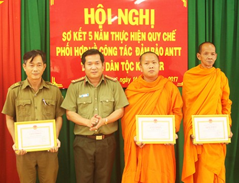 Cùng đồng bào dân tộc Khmer giữ gìn an ninh trật tự