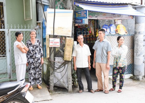 Người dân lắp kiếng phản quang ở đoạn cua của đường