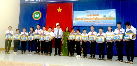 Cờ Đỏ tuyên dương

giáo viên giỏi, học sinh giỏi tiêu biểu