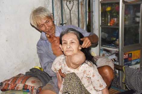 70 tuổi, chăm sóc vợ bệnh hiểm nghèo và 3 người con tâm thần