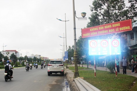 Hàng rong trường học: Cấm cổng trước, nhộn nhịp cổng sau