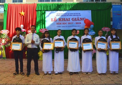 Trao tặng 124 suất học bổng cho học sinh tại TP Cần Thơ