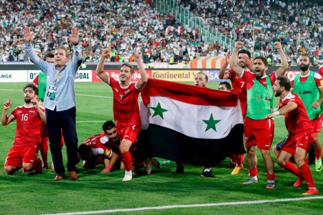 Lửa đạn không dập tắt giấc mơ World Cup