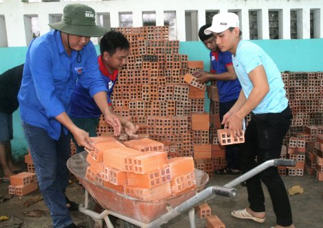 Ra quân thực hiện công trình “Nhà vệ sinh sạch, đẹp cho em”