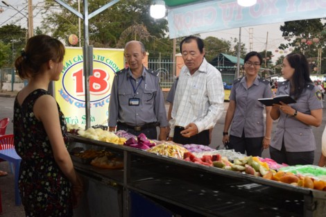 “Quản” thức ăn đường phố