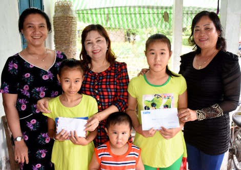 Trao tiền từ thiện