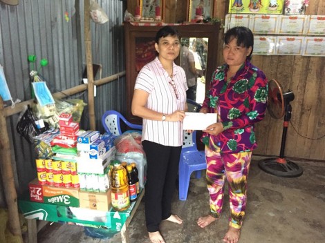 Trao tiền từ thiện