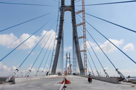 Hợp long cầu Vàm Cống