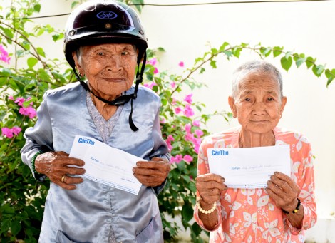 Trao tiền từ thiện