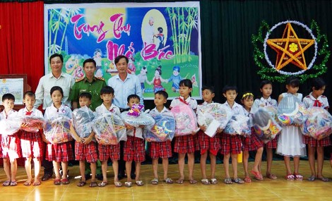 Trao quà Trung thu

cho trẻ em nghèo
