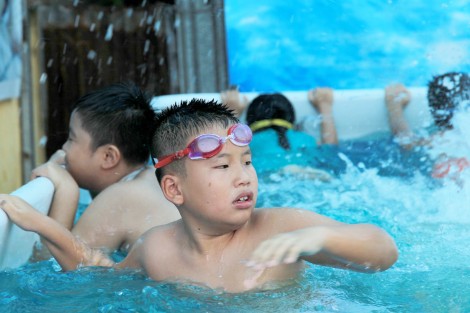 Bước đầu gỡ khó, đưa bơi lội

vào trường học