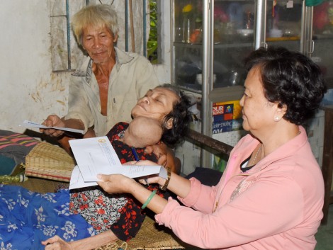 Trao tiền từ thiện