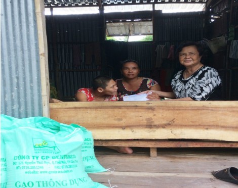 Trao tiền từ thiện