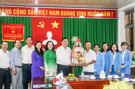 Lãnh đạo thành phố chúc mừng các tổ chức, doanh nghiệp nhân ngày Doanh nhân Việt Nam