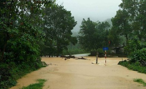 Nhiều địa phương ở Hà Tĩnh bị chia cắt do ngập lụt