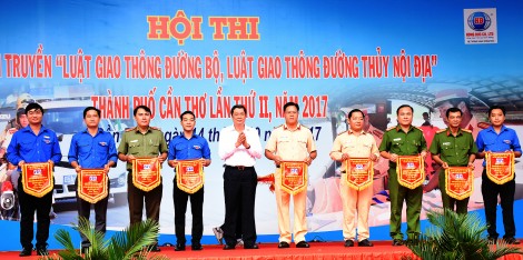 Phấn đấu kiềm chế và kéo giảm tai nạn

giao thông cả 3 tiêu chí