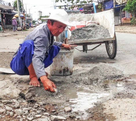 Ông Hai Dân vá đường