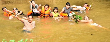 Tắm đồng mùa nước nổi