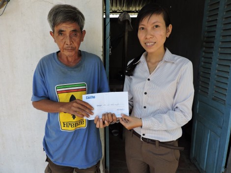 Trao tiền từ thiện