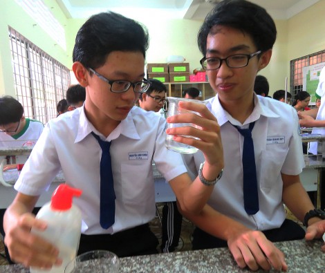 Học sinh lớp 11 tạo thuốc trừ sâu

từ lá cây