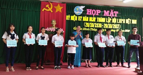 Phụ nữ quận Bình Thủy làm theo gương Bác