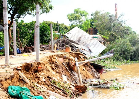 Sạt lở ở Bến Tre cuốn trôi 4 căn nhà, đe dọa nhiều hộ dân