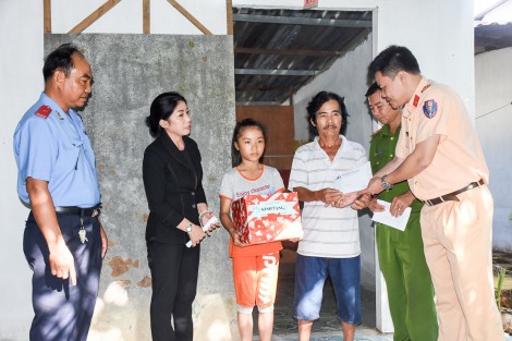 Thăm hỏi, động viên gia đình nạn nhân tử vong do tai nạn giao thông