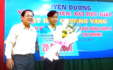 Bùi Hữu Hiệu “nhóm lửa”

cho bơi lội Cần Thơ
