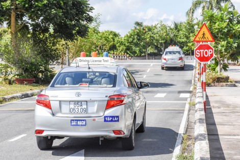 Kiểm tra, nhắc nhở các đơn vị chấp hành quy định về an toàn giao thông