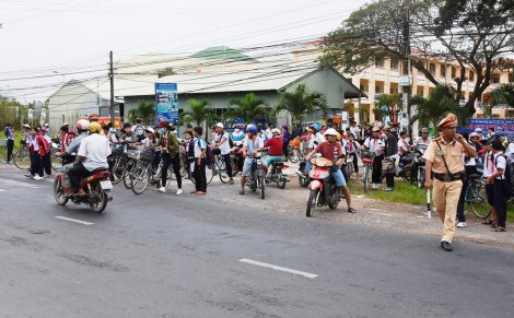 Đảm bảo trật tự an toàn giao thông trước cổng trường