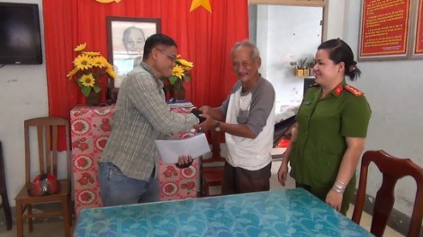 Cụ ông trả lại hàng ngàn USD cho người đánh rơi
