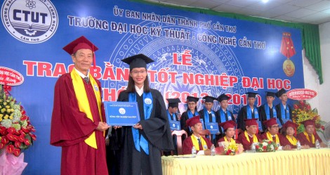 Trao Bằng tốt nghiệp cho 95 tân kỹ sư

khóa đầu tiên
