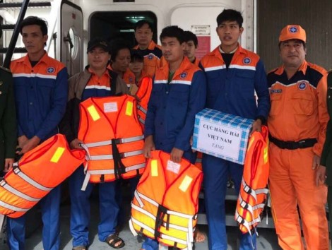Cứu bảy thuyền viên tàu cá trong vùng thời tiết xấu